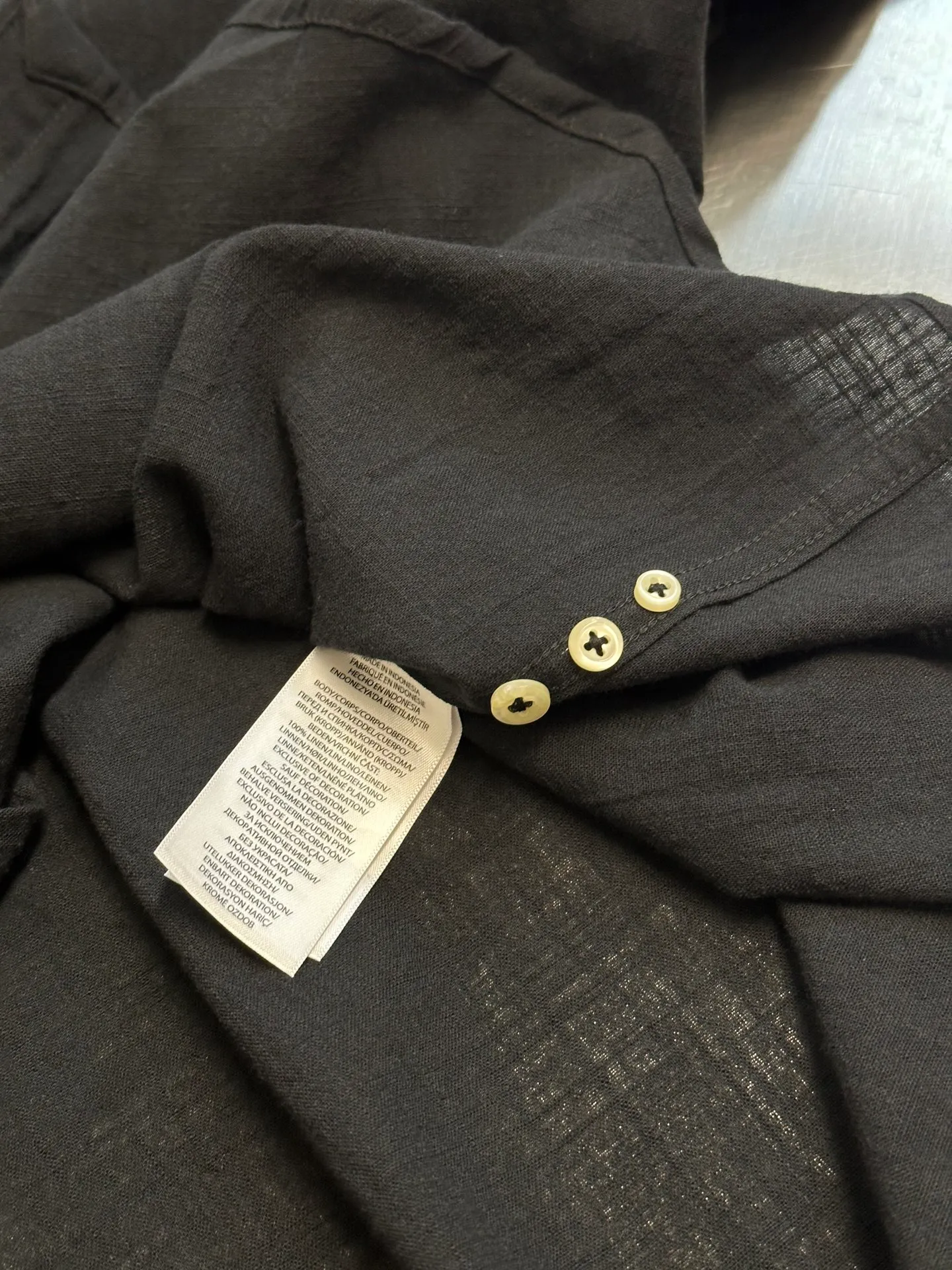 🅿️440 Ralph Lauren embroidered linen shirt is made of high-quality linen material and is elegantly presented in a deep ink color. It is embellished with a delicate red pony mark. The outer I-shaped pleated split back yoke is cleverly designed, adding a sense of agility and sophistication. Adopting side-turning and embedded clamping stitching technology, it is smooth and tidy.  size：s m l xl